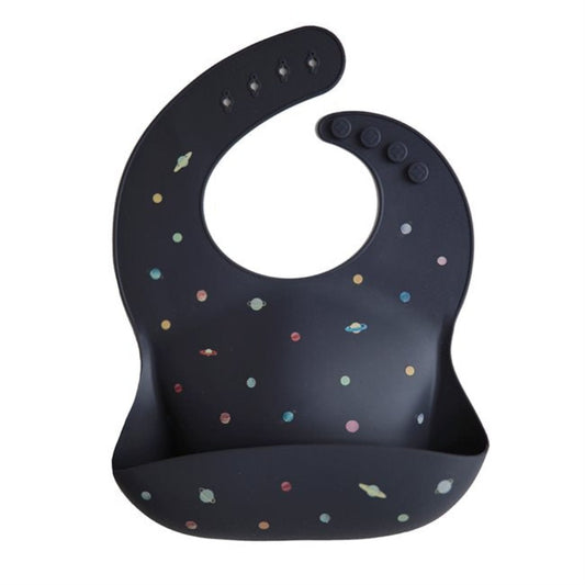 Make mealtime mess free with a bib from Mushie! The collection of silicone bibs from Mushie is fun, timeless, and colorful in various designs. Find the style that fits your taste and style.