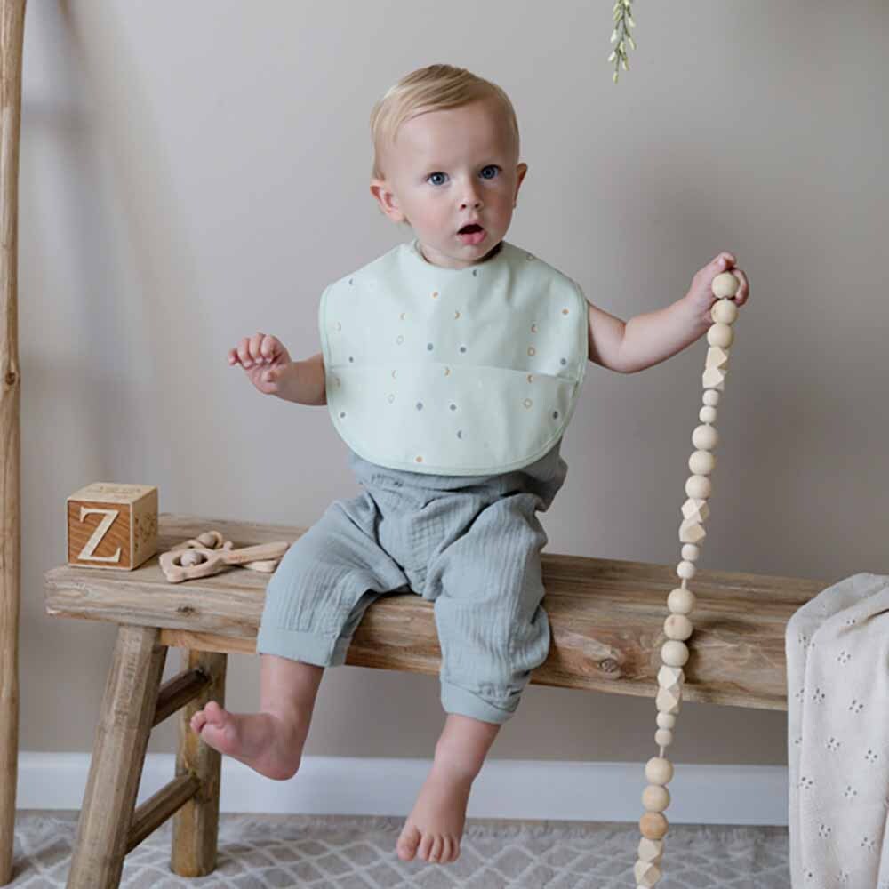 Our Snuggle Hunny bibs are a beautiful way to brighten up mealtimes whilst keeping mess to a minimum. This bib features our exclusive Snuggle Hunny Sprout design. Perfect for baby gifts.