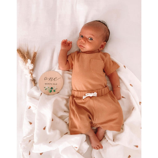 The Botanical Milestone Disc Set is the perfect gift for a new baby, expecting mum and baby shower.  Each set includes 14 discs are beautifully packaged in our custom drawstring gift bag. The size of each disc is 10cm in diameter and 3mm thick. Each disc is made from sustainable wood.